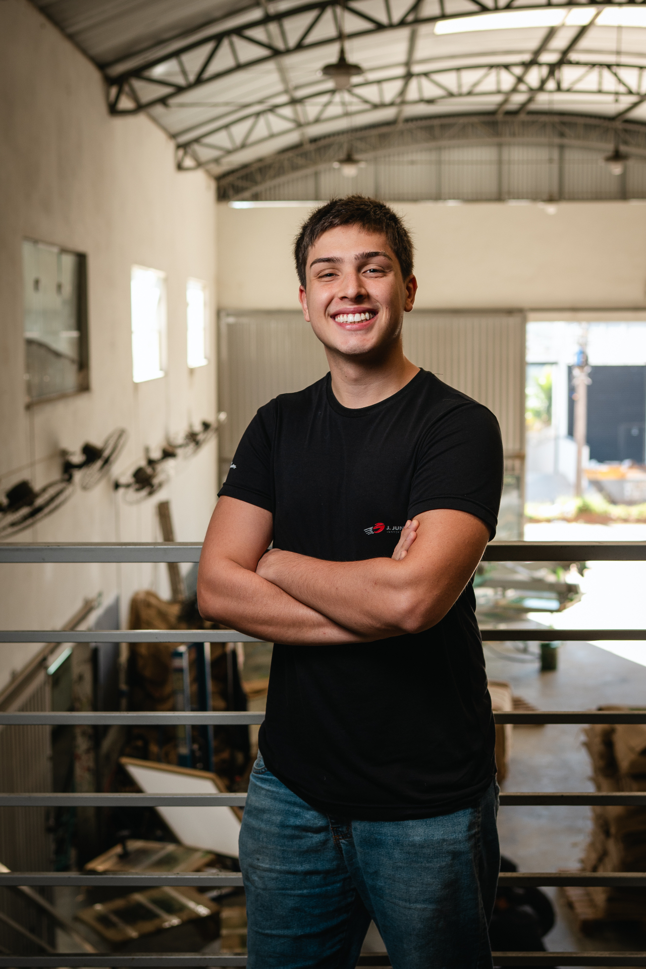 Samuel Ruiz Xavier em retrato corporativo na área de operação da JX Quality