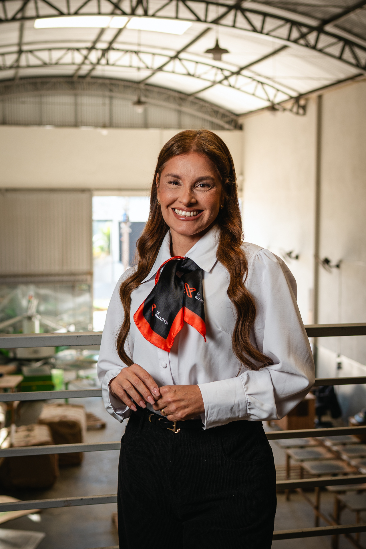 Shérida Ruiz Xavier em retrato corporativo na unidade da JX Quality