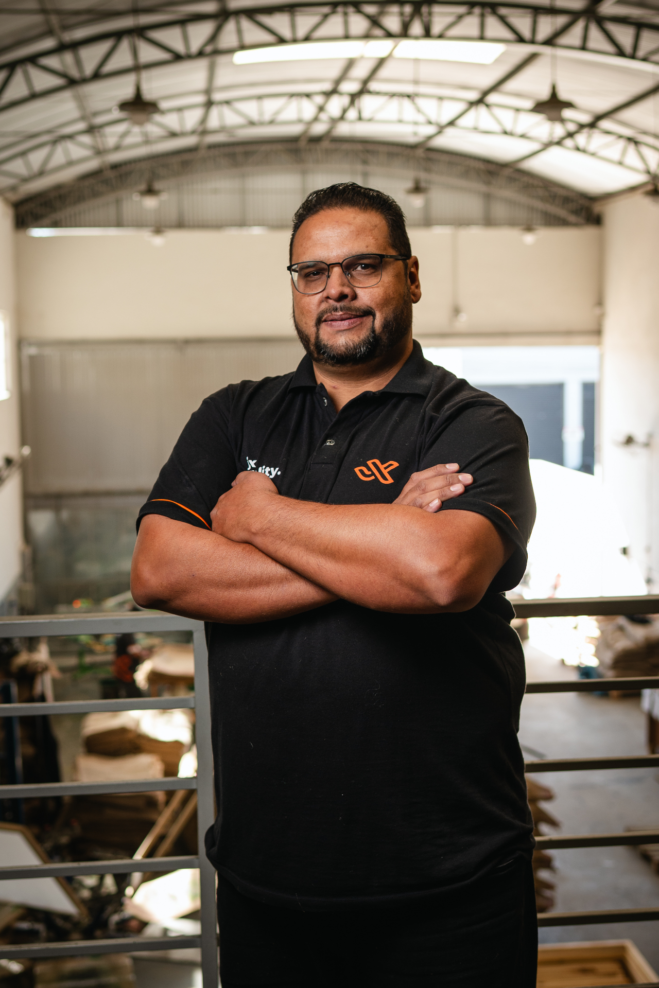 Hugo Queiroz Gonçalves em retrato corporativo na área de operação da JX Quality