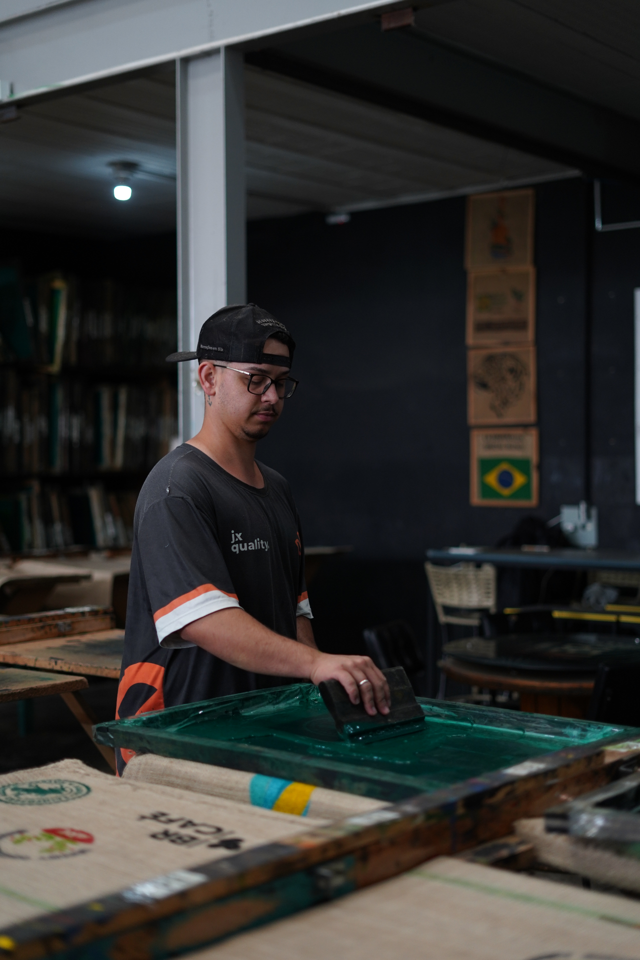 Operador JX Quality executando serigrafia em sacaria de café